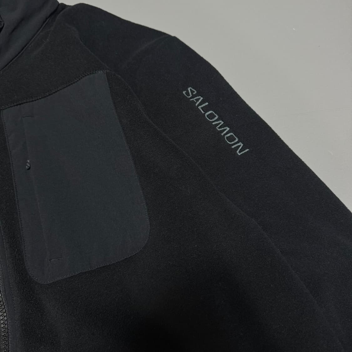 살로몬(Salomon) 블랙컬러 아웃라인 폴라텍 집업 플리스 자켓 상품이미지4