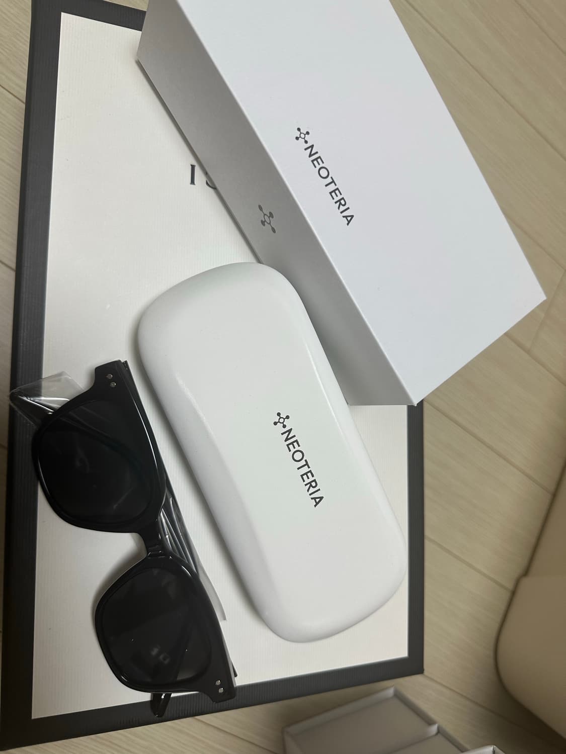 네오테리아 선글라스 블랙 색상입니다 풀박스 구성으로 상품이미지2