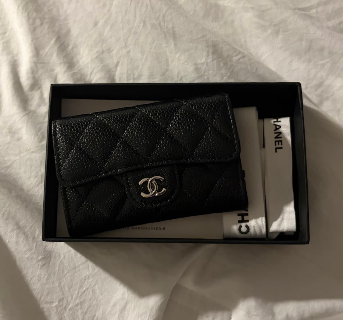 샤넬 클래식 카드 홀더 그레인드 카프스킨 & 실버 메탈 블랙 상품이미지3