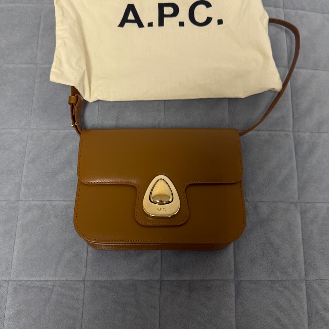 A.P.C 아페쎄 아스트라 백 카멜 컬러 상품이미지1