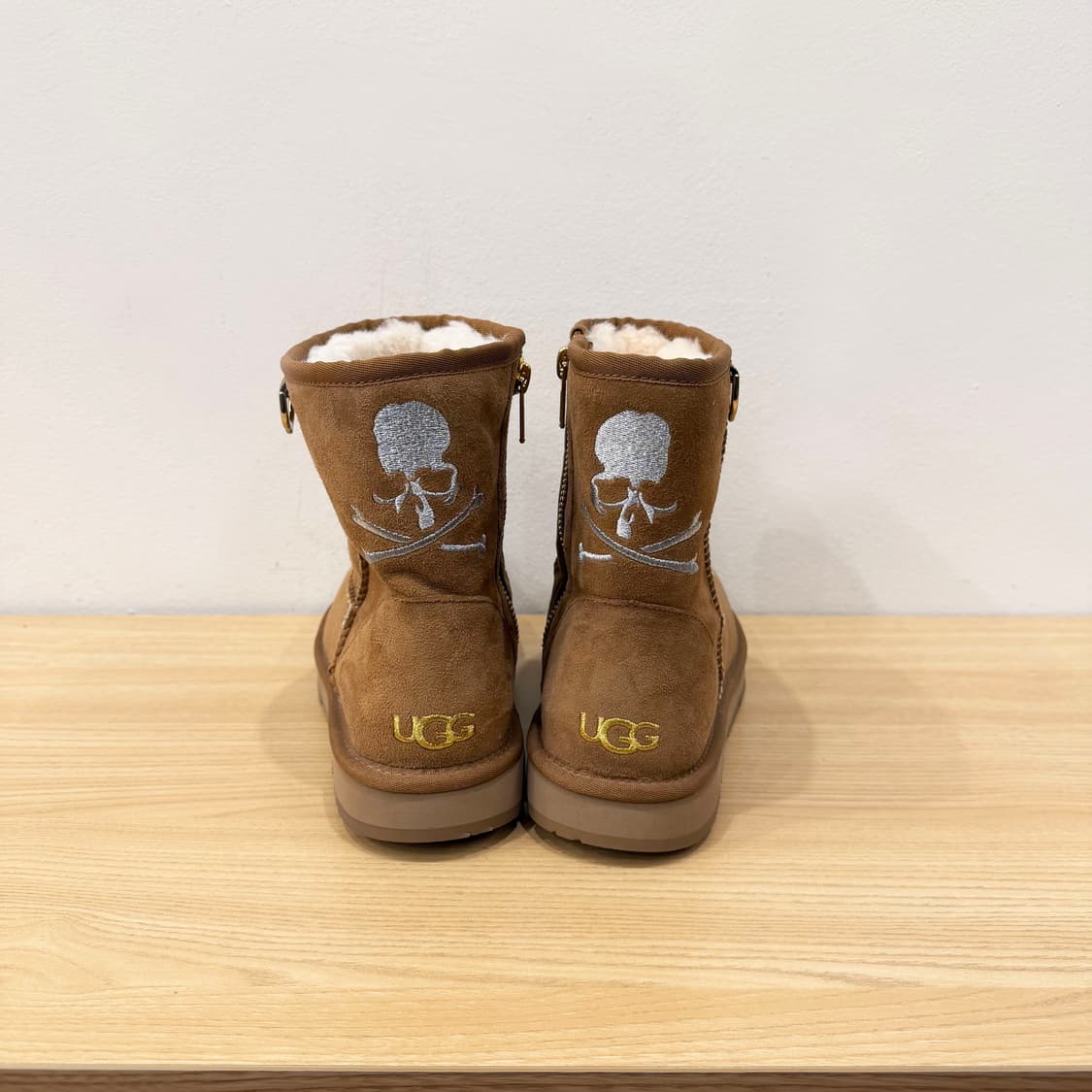 마스터 마인드 X 어그 클래식 부츠 스컬 자수 사이드 지퍼 디테일 베이지 상품이미지4