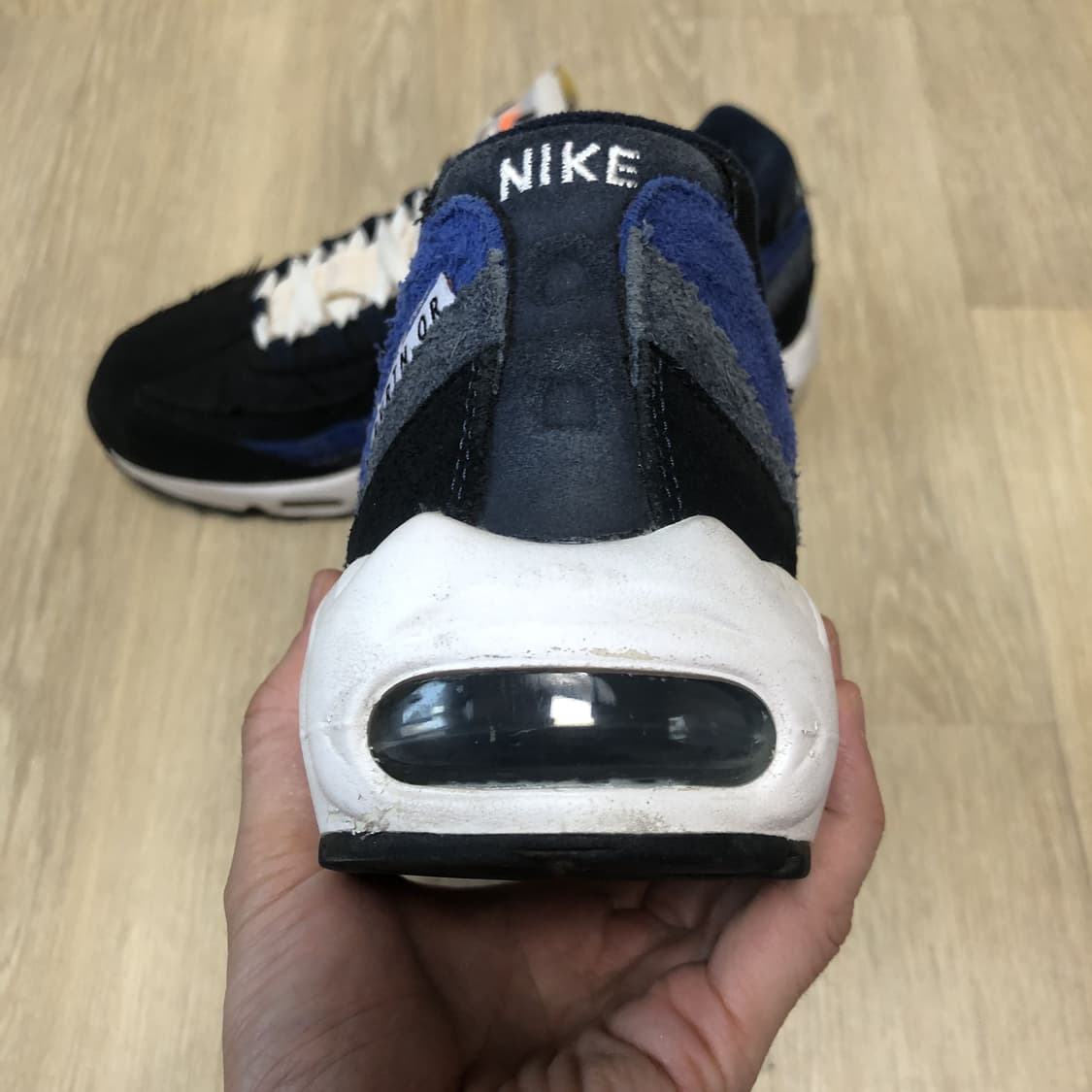 (280) 나이키 NIKE 에어맥스 95 SE 러닝 클럽 블랙 딥 로얄  상품이미지4