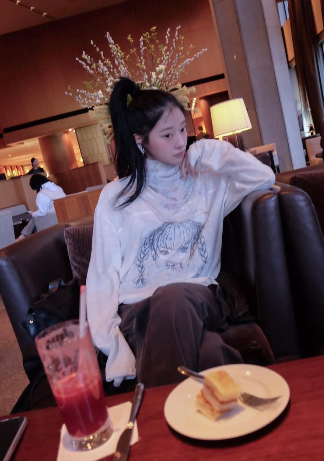 알로이 POUTY GIRL LONG SLEEVE T-SHIRT 상품이미지2