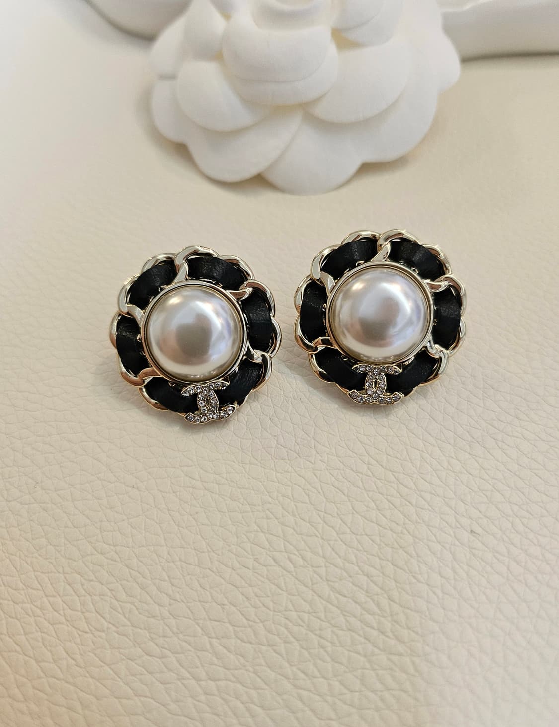 샤넬 가죽체인장식 진주 CC로고 귀걸이 업사이클링 상품이미지1