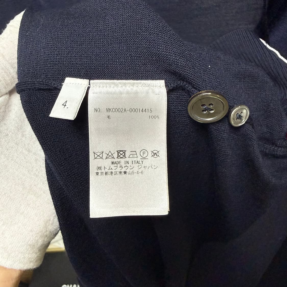 [4사이즈] 톰브라운 클래식 메리노 울 사선 가디건 네이비 상품이미지10