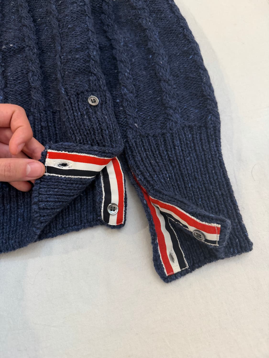 톰브라운 사선완장 아란 케이블 니트 네이비 상품이미지2