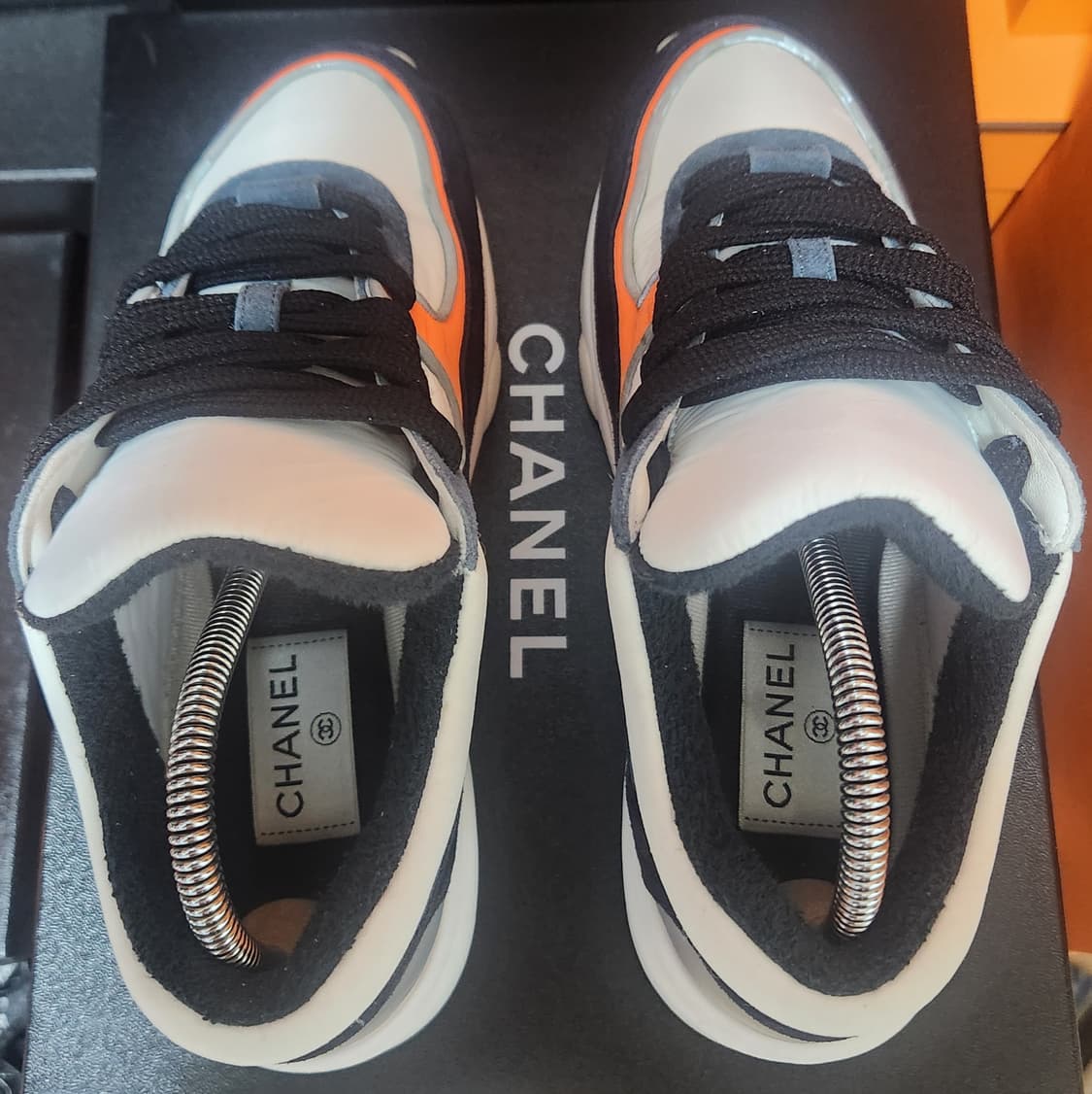 [정품] 샤넬 스니커즈 운동화 CC로고 화이트/블랙/오렌지37 새상품급  상품이미지2