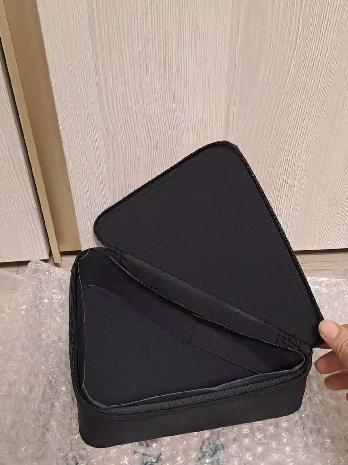 프라다 뷰티 핑크 삼각 파우치 상품이미지3