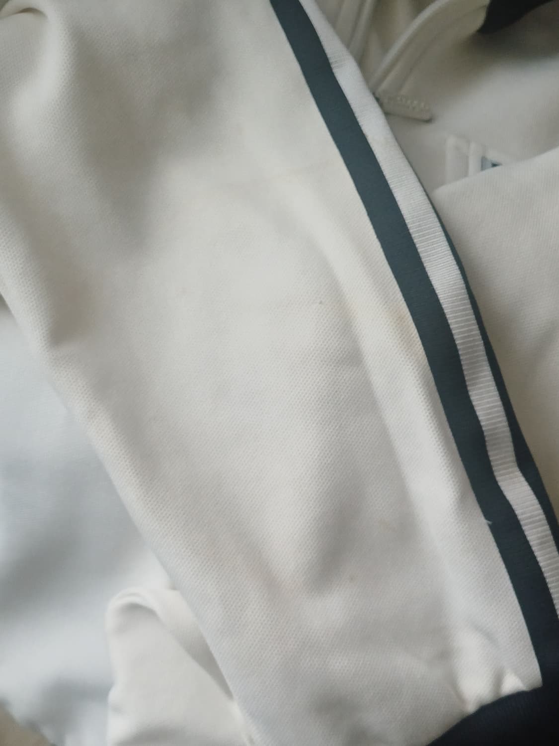 아디디스 브뤼셀 트랙탑 흰검 희귀매물 (네고O) 상품이미지6