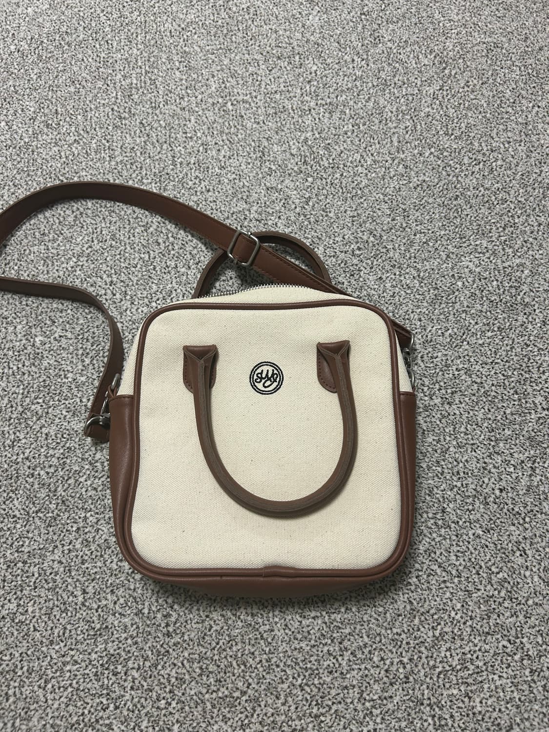 언타이디 브라운 가죽크로스백 상품이미지1