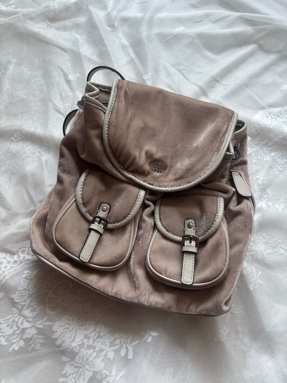 게스 베이지 벨벳 백팩 상품이미지1