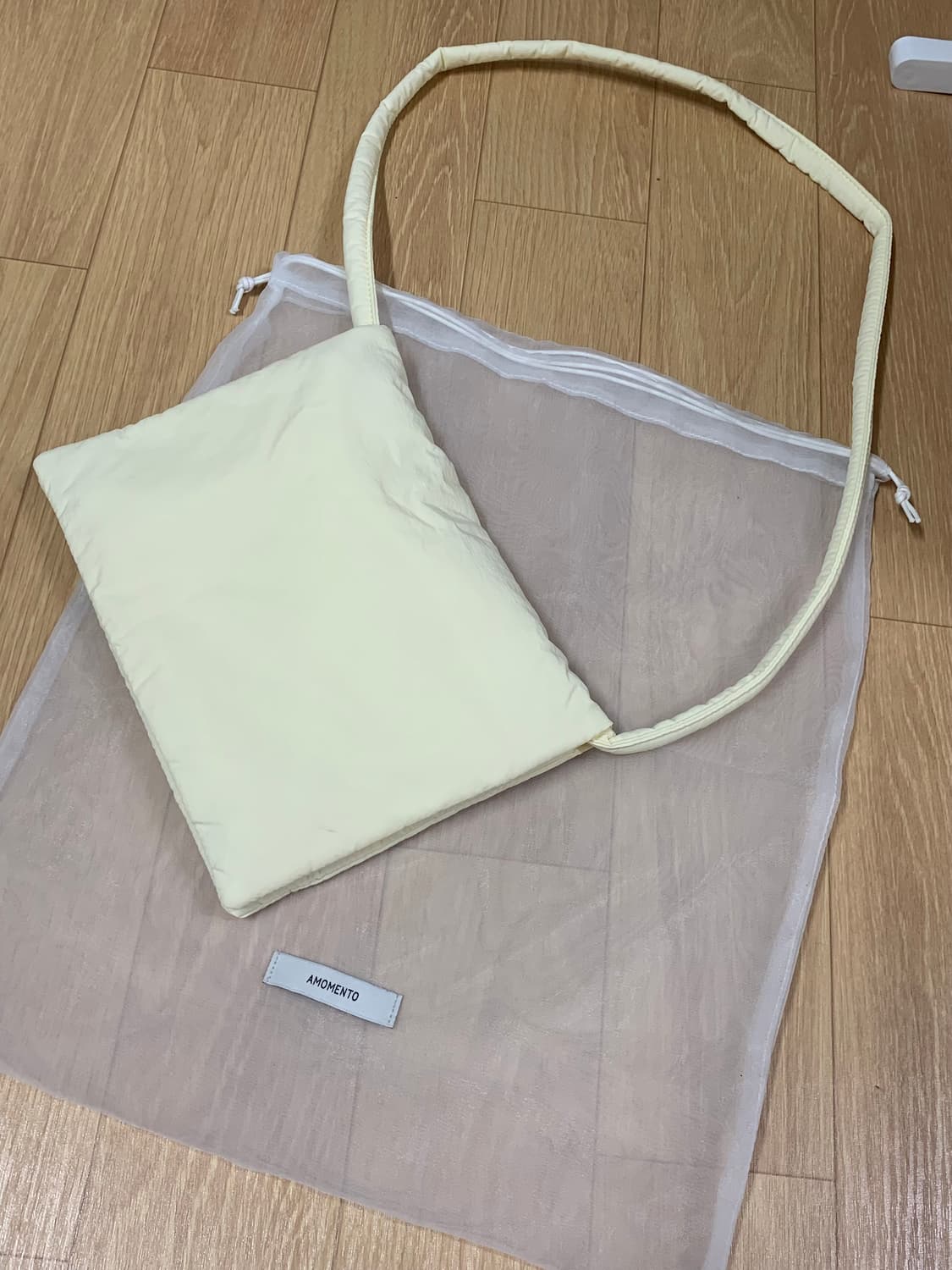 아모멘토 패딩 크로스백 상품이미지1