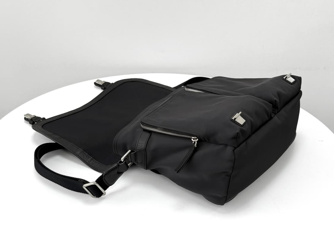 Burberry Leather & Nylon Messenger Bag 상품이미지5