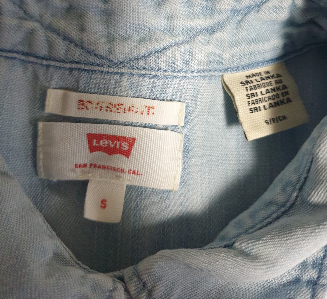 리바이스 우먼 보이프렌드핏 샴브레이 데님셔츠 연청 (S) 상품이미지3