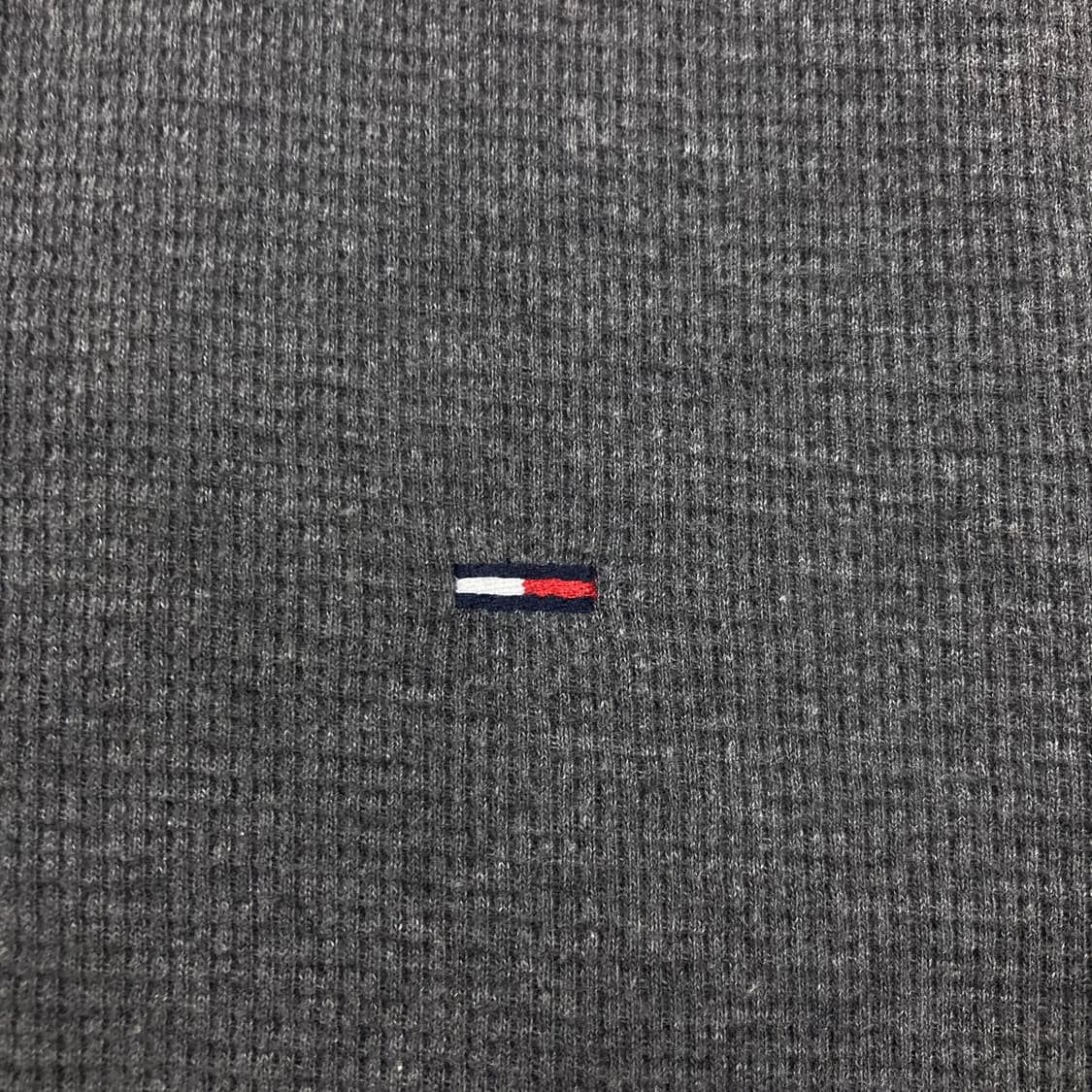 타미힐피거 스몰 로고 차콜 그레이 롱 슬리브 상품이미지2