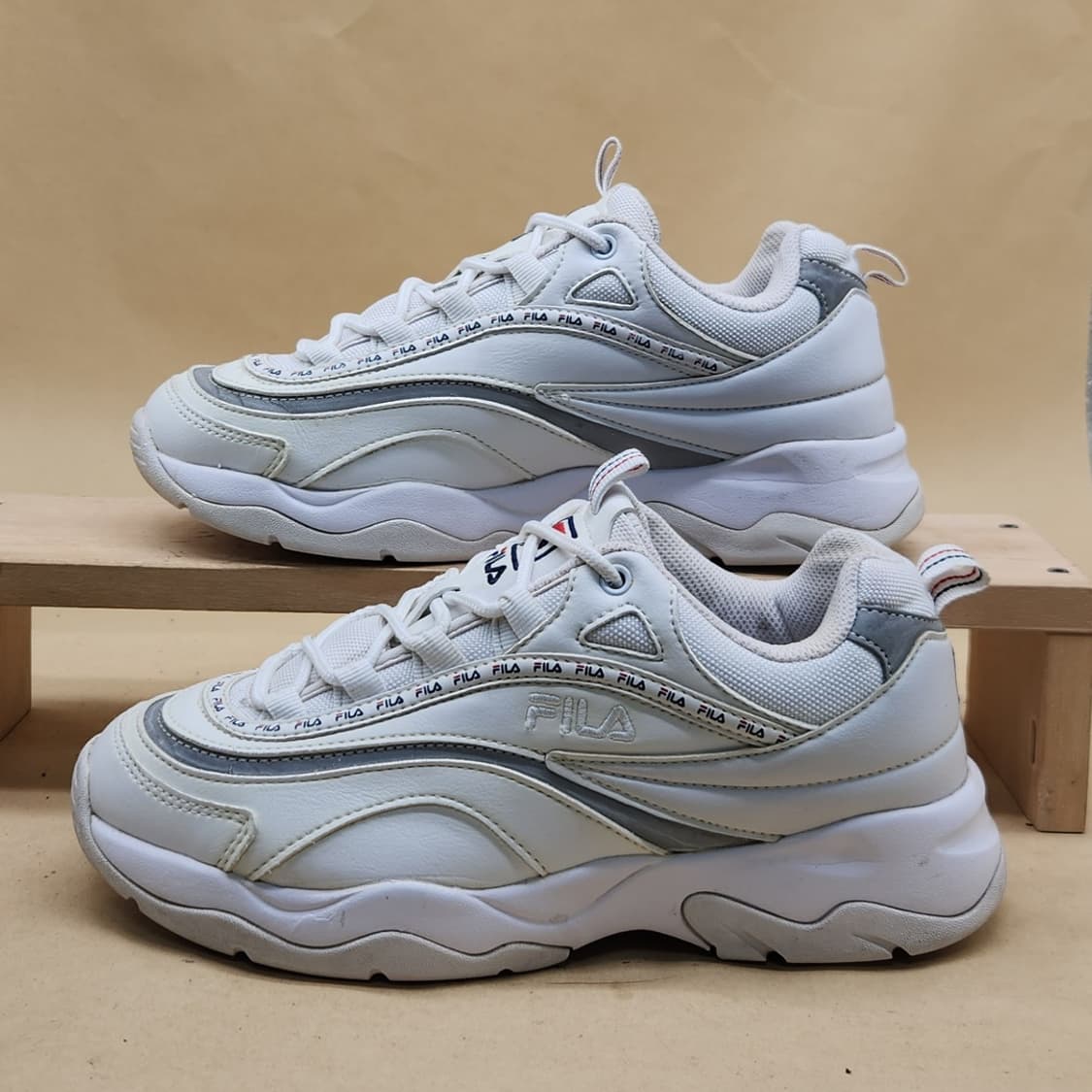 휠라 레이 테이피 테입 스니커즈 255 상품이미지1