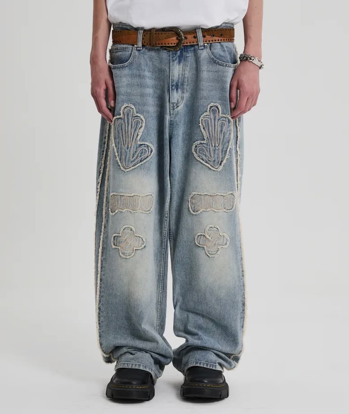 후드후드 HD 멀티 로고 아플리케 옐로우 워시드 데님 팬츠 라이트블루 상품이미지1