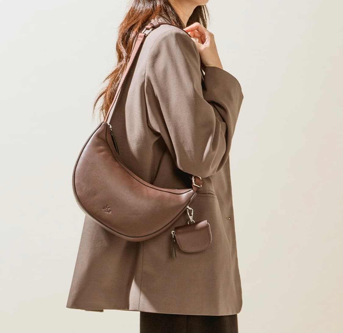 르마인 커브드 크로스백 상품이미지1