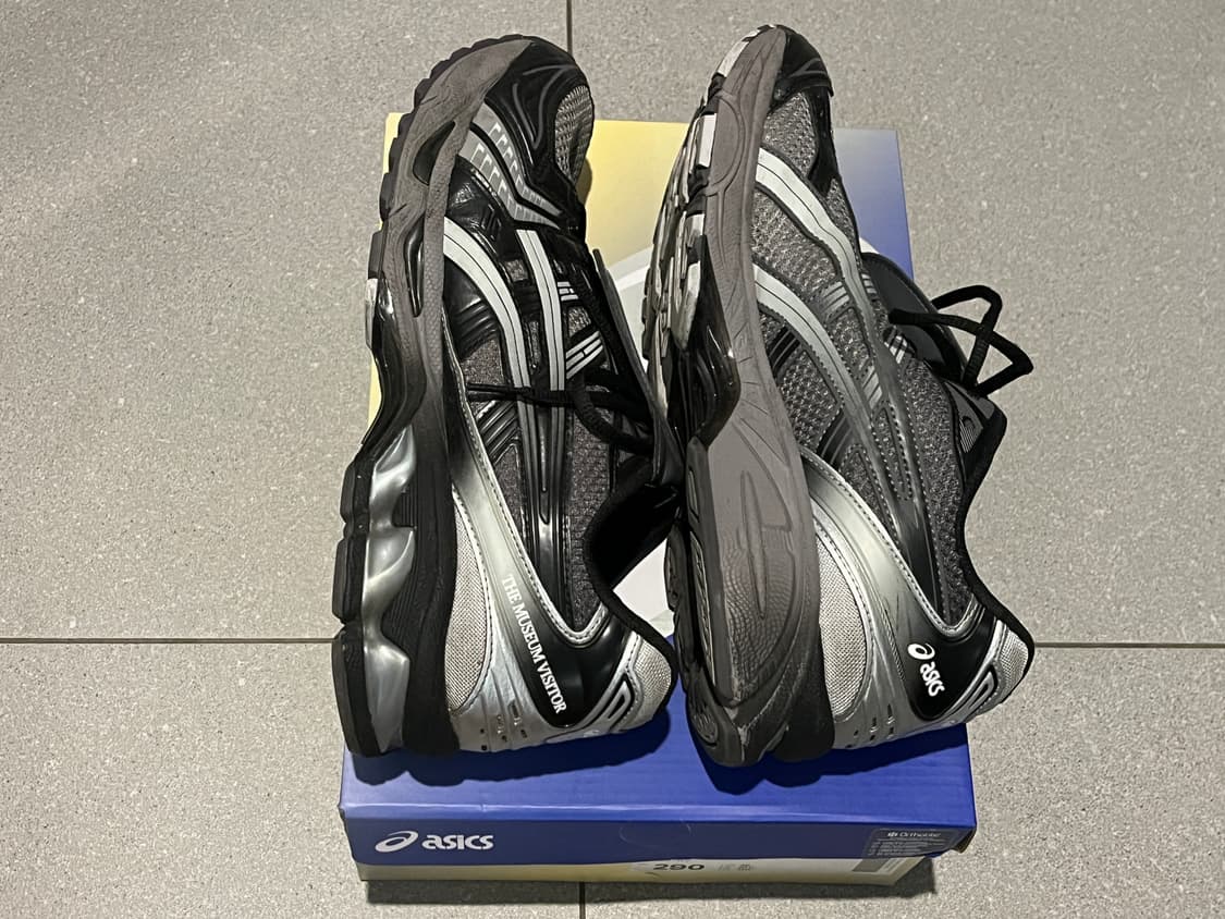 더 뮤지엄 비지터 x 아식스 젤 카야노 14 블랙 클레이 그레이 290 상품이미지6