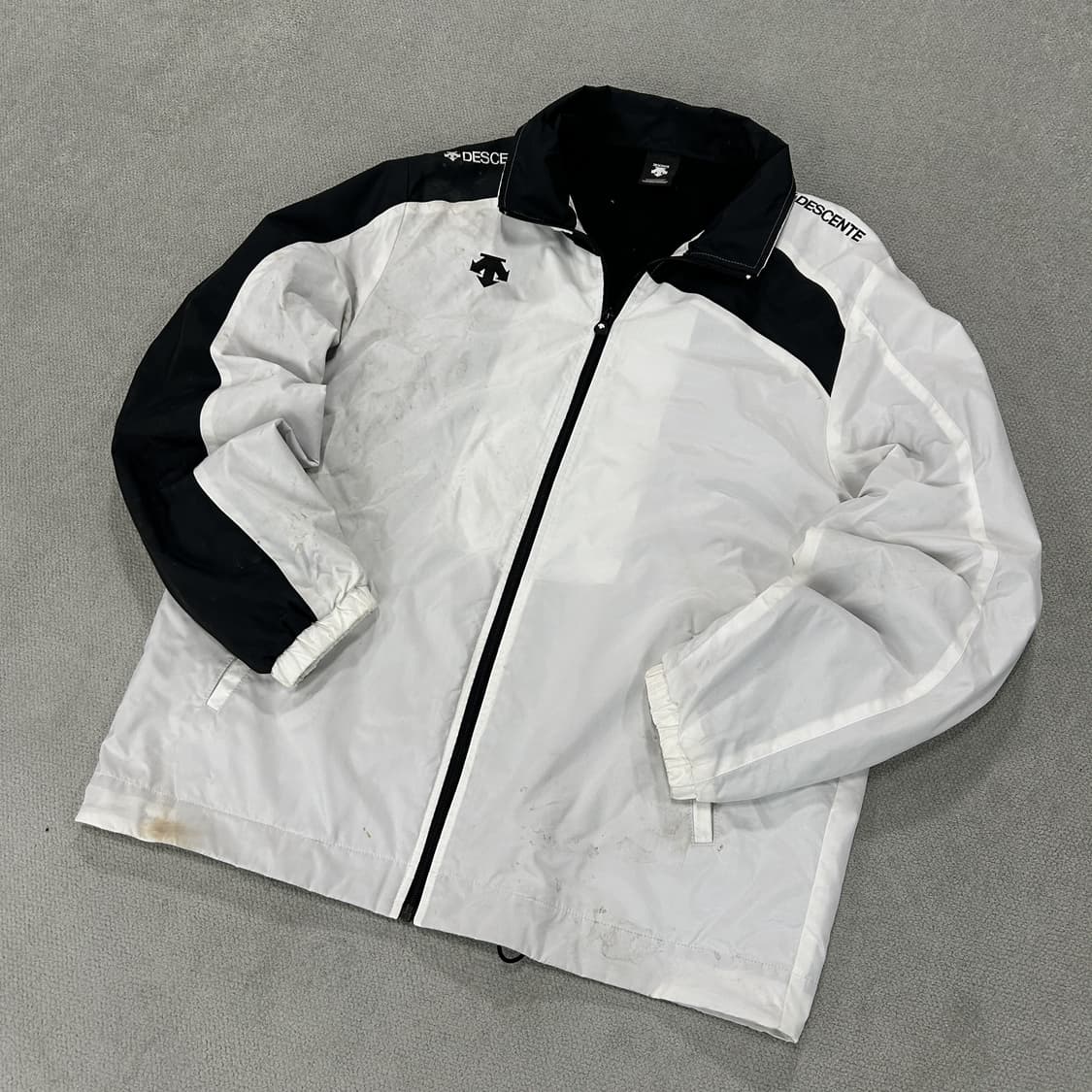 데상트 화이트/블랙 바람막이 자켓 L 상품이미지1