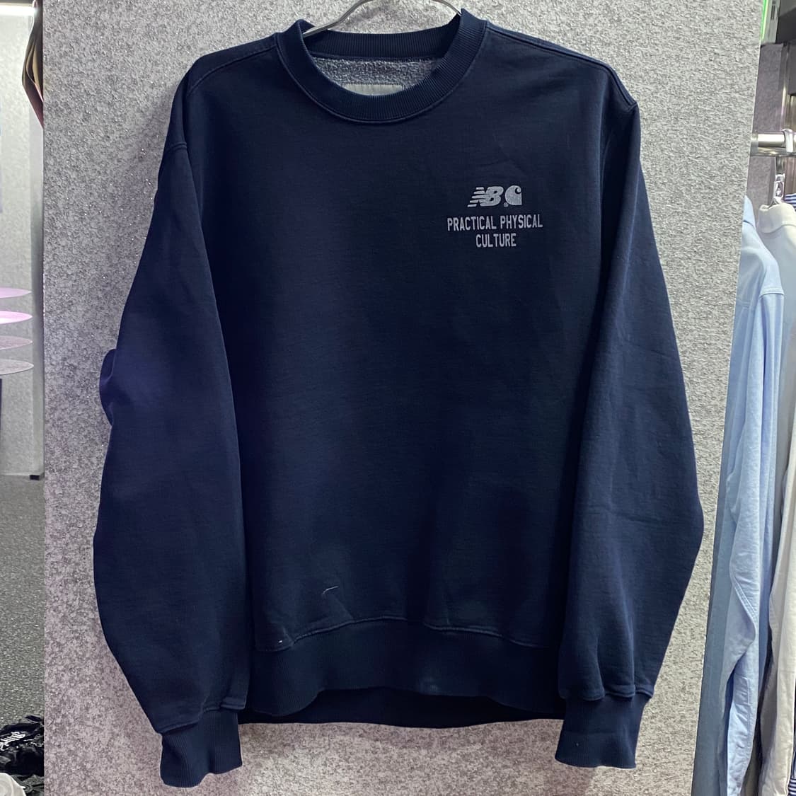 칼하트wip x 뉴발란스 빅로고 네이비 맨투맨B3203 상품이미지2