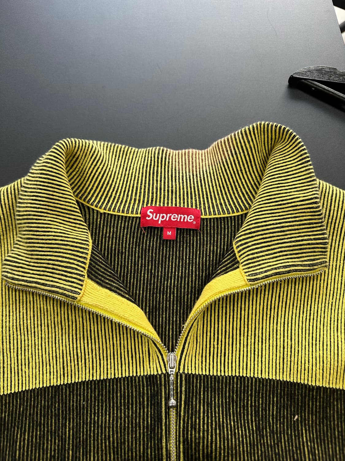 슈프림 22FW 투톤 리브드 집업 스웨터 옐로우 상품이미지10