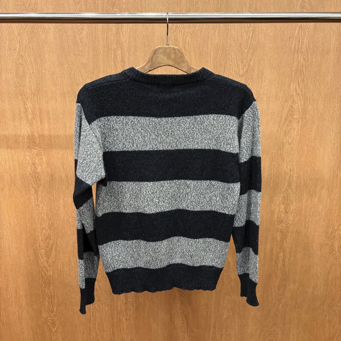 폴스미스 울 블렌드 긴팔 니트 와이드 스트라이프 패턴 디테일 블랙 그레이 상품이미지3