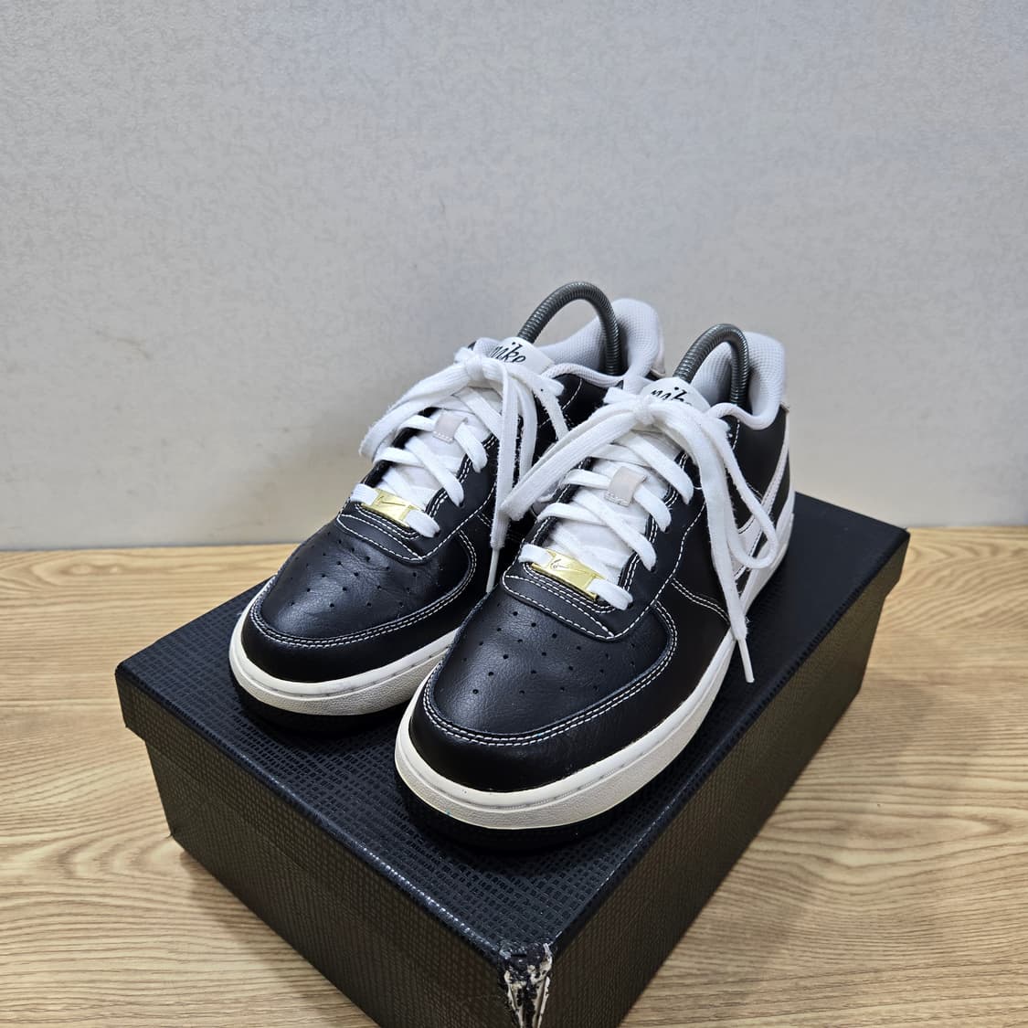 246 나이키 에어포스1 로우 블랙 화이트 상품이미지1