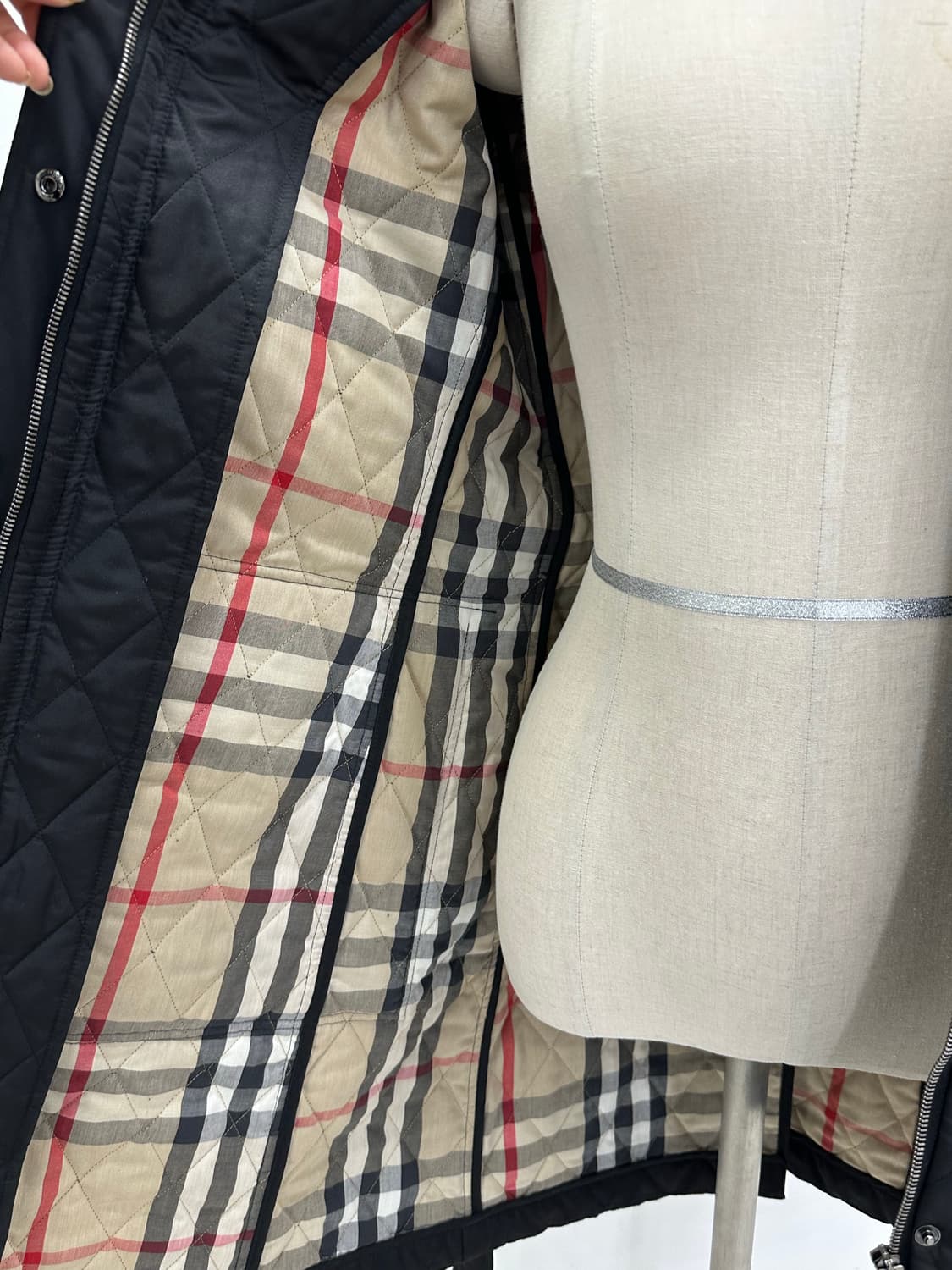 버버리 블랙 롱 퀼팅 코트 상품이미지10