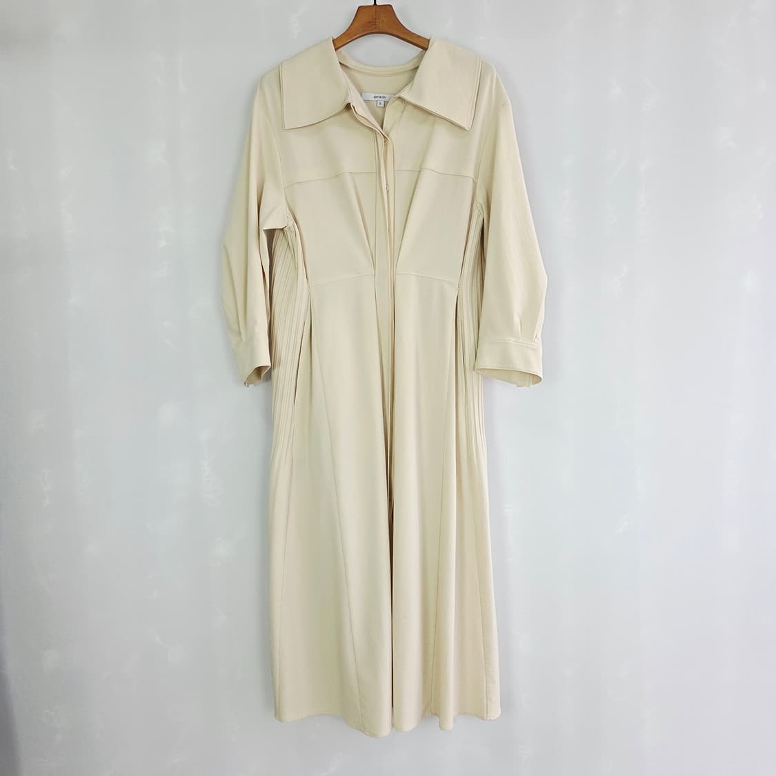 온앤온 정채연 착용 셔츠형 플리츠 원피스 크림 2사이즈 상품이미지3