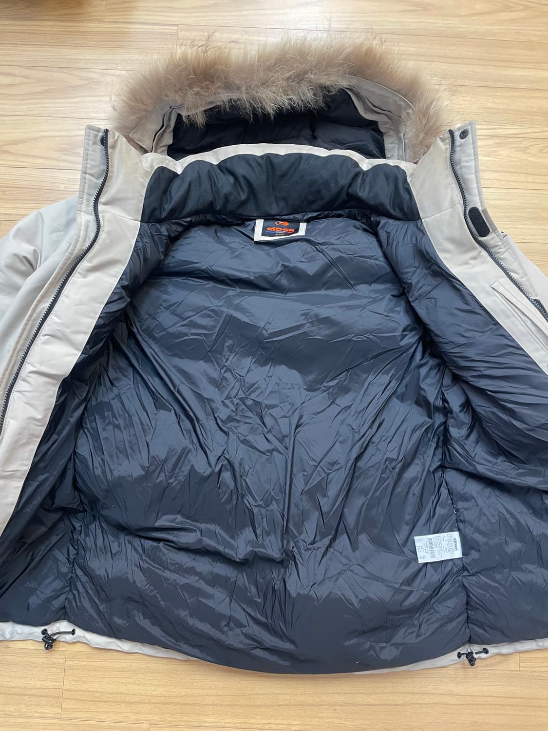 아이더 베이지색 패딩 XL 사이즈입니다. 
후드에 털이 달려있어 따뜻해보 상품이미지5