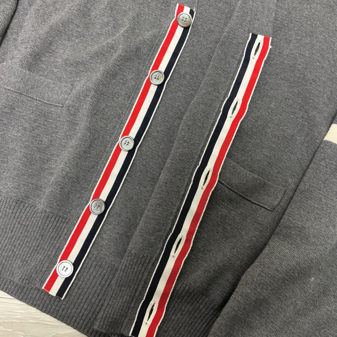 [정품] 톰브라운 밀라노스티치 가디건 그레이 2사이즈 상품이미지3