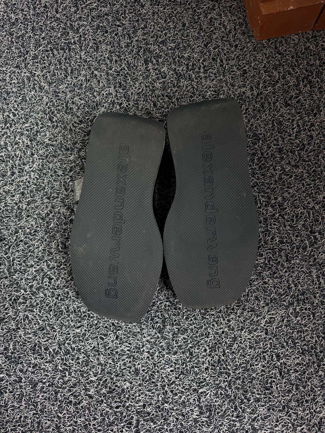 알렉산더 왕(alexanderwang) 크리스탈 로고 투명 스트랩 플랫폼 상품이미지8