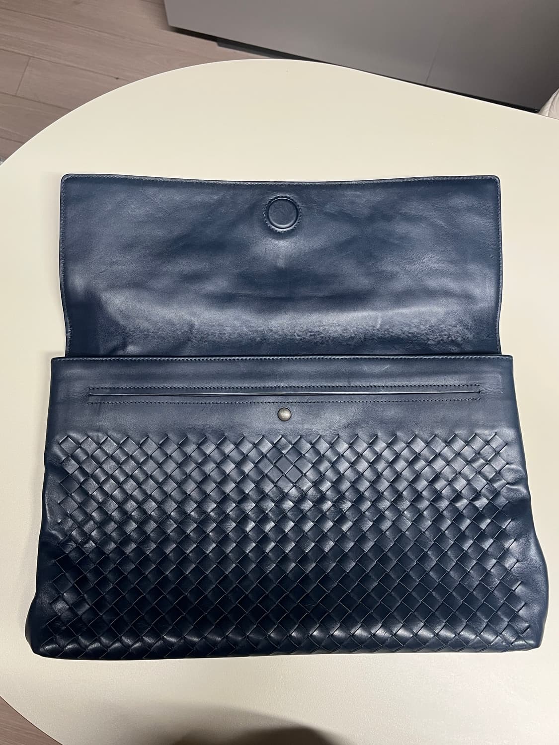 보테가 베네타 인트레치아토 클러치 딥블루 상품이미지3