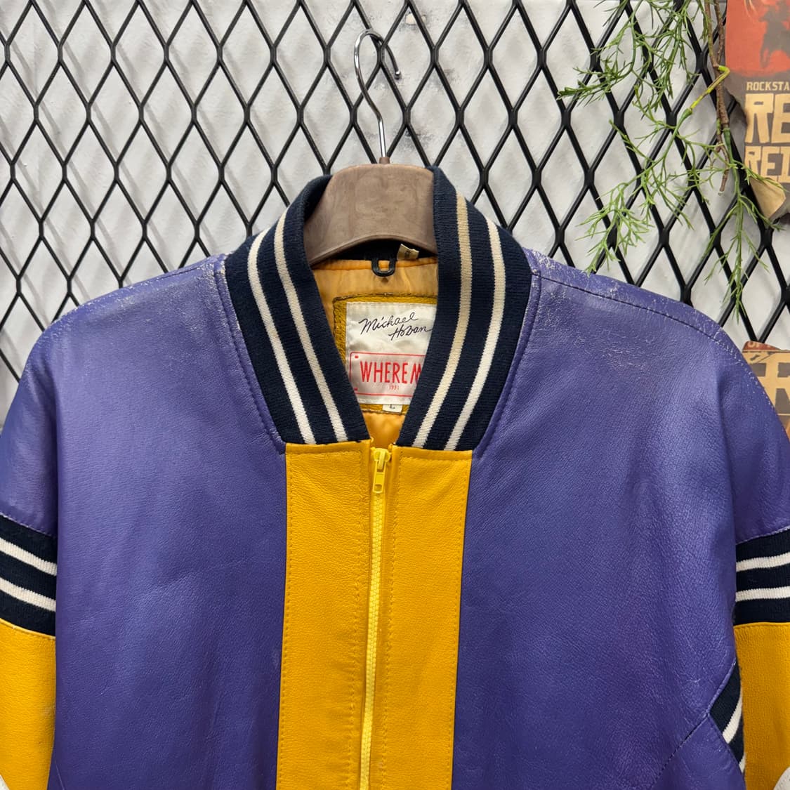 90s USA VINTAGE 레더 바시티자켓 후면 농구공 자수 포인트 상품이미지3