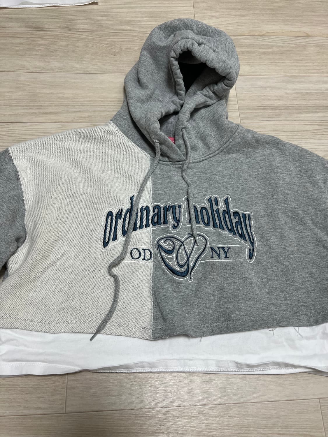 오디너리 홀리데이 시그니쳐 자수 레이어드 크롭 후드 Free 상품이미지1