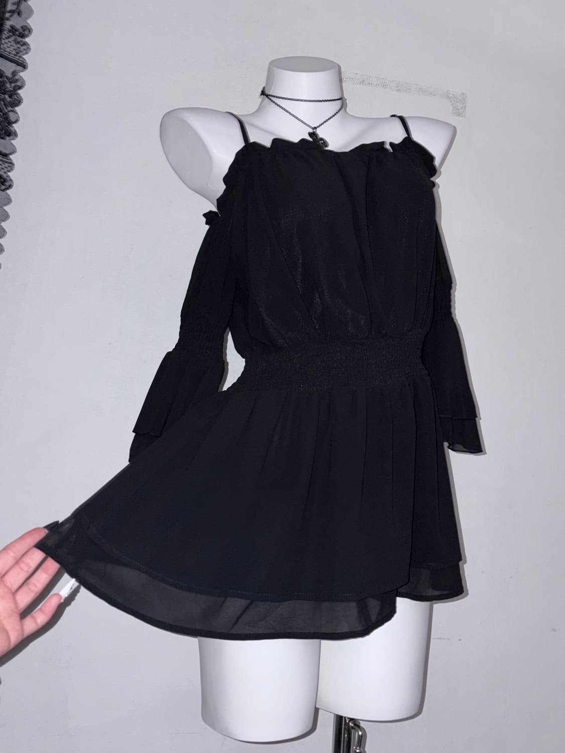 실루엣 💯) 오프숄더 플레어 소매 탑 블랙페미닌 데일리고딕  상품이미지6