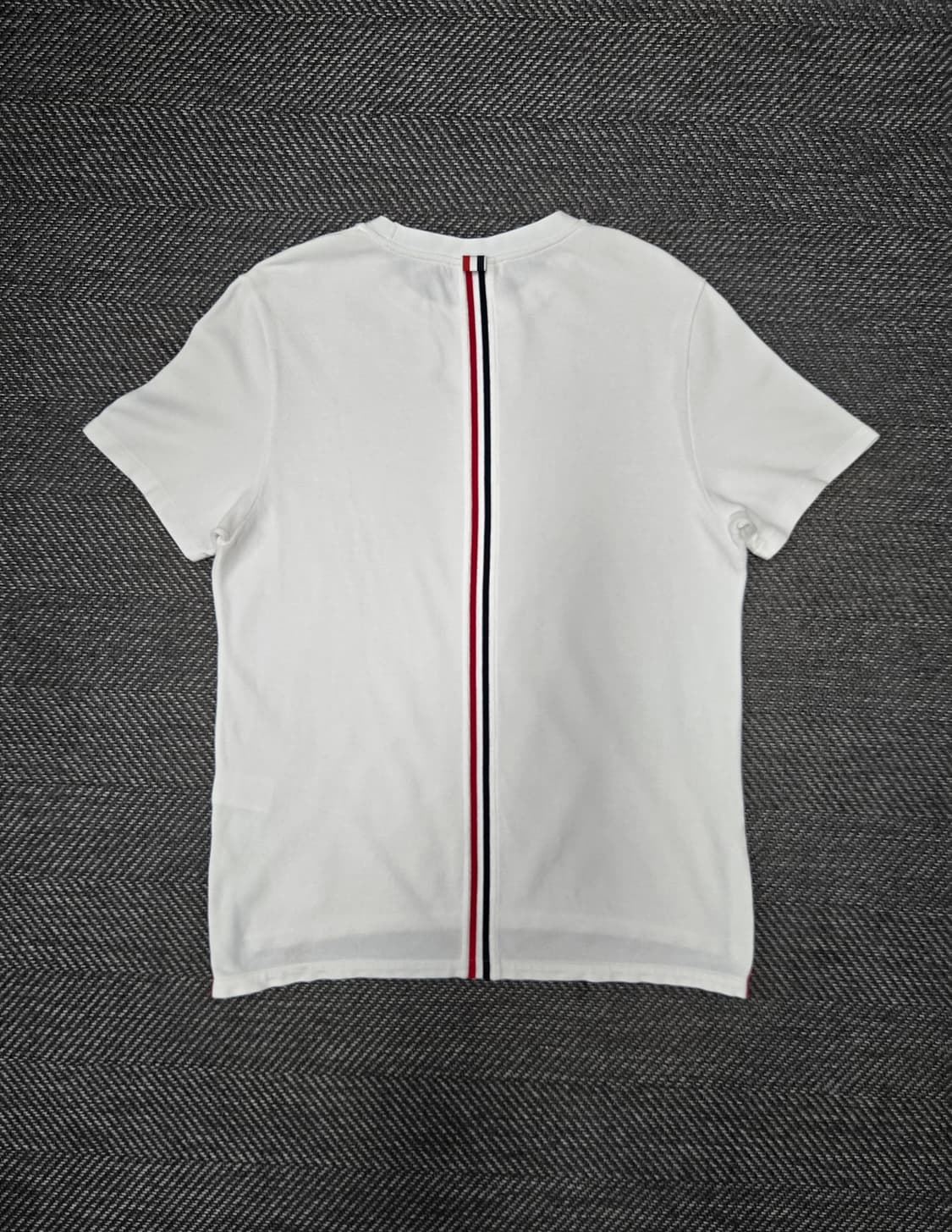 톰브라운 백삼선 반팔 티셔츠 MJS056A 00050 100 상품이미지2