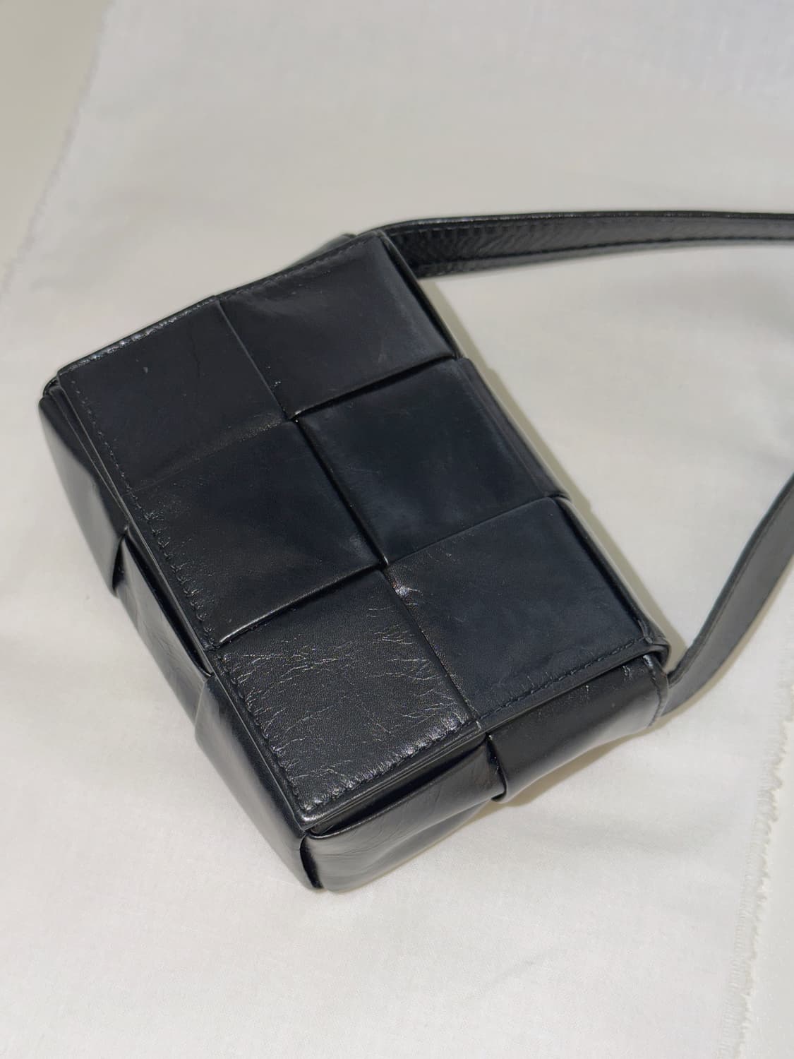 보테가 베네타 미니 레더 카세트백 블랙 상품이미지4