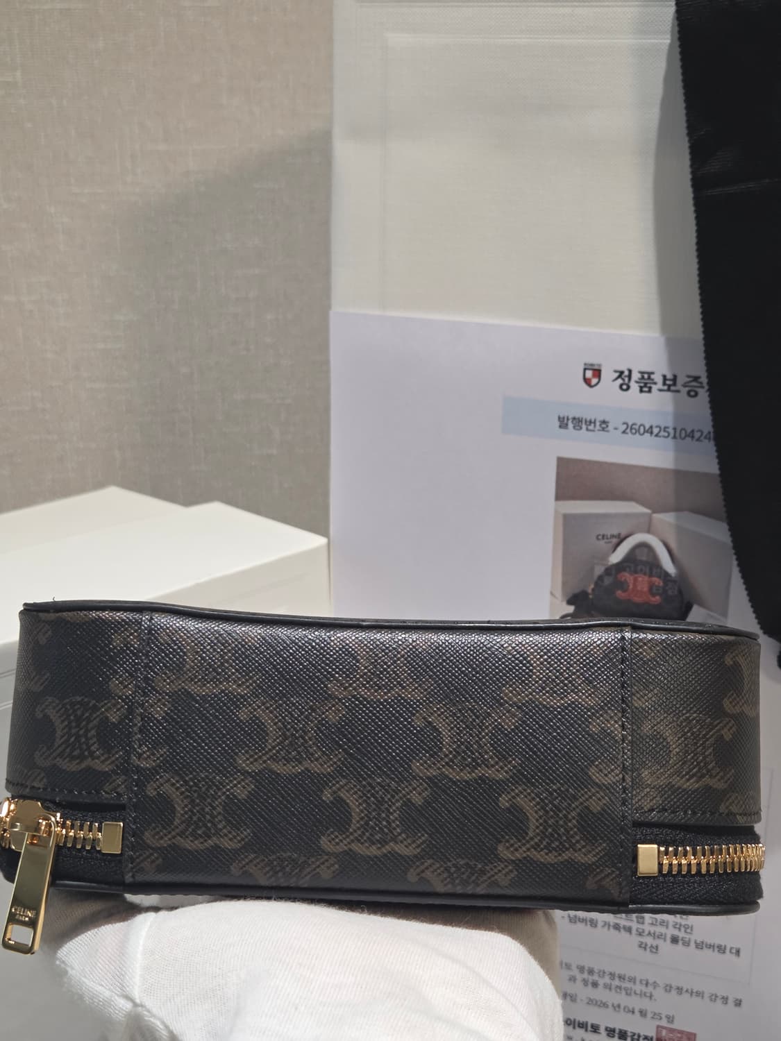 [새상품급] 셀린느 트리옹프 하프문 케이스 백 상품이미지8