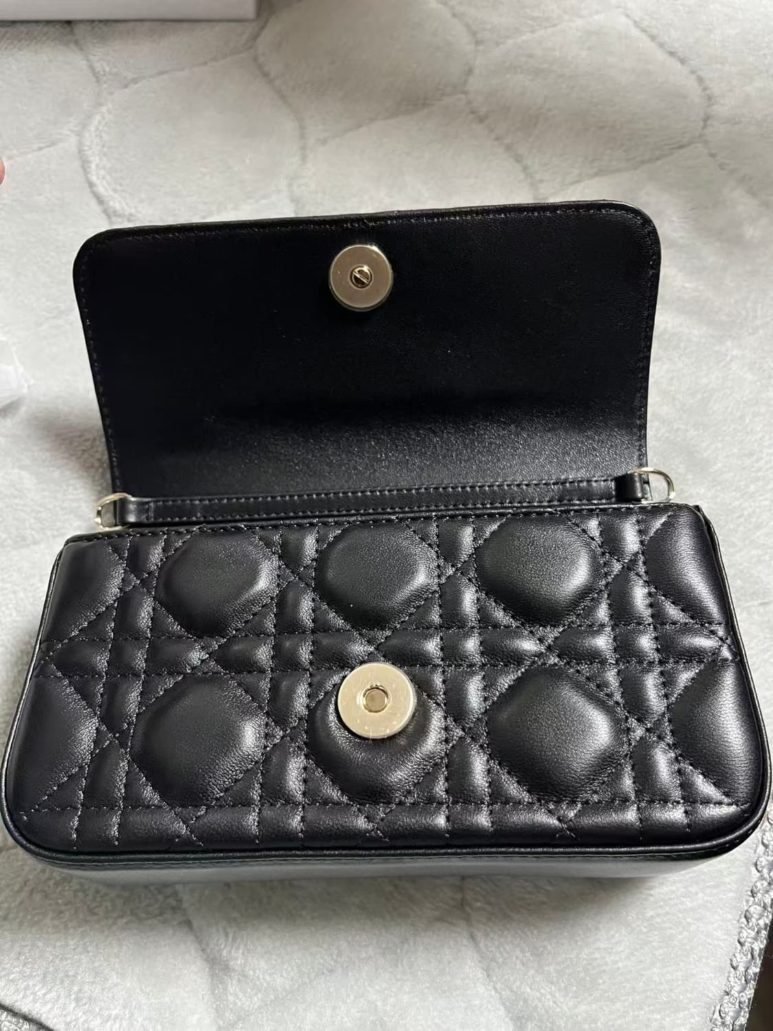 디올 레이디 폰 파우치 블랙 까나쥬 램스킨 상품이미지3