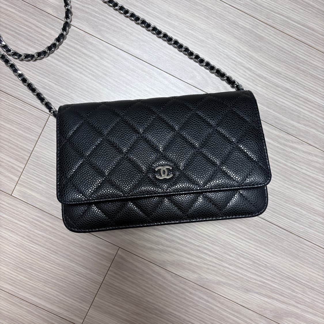 샤넬 woc 캐비어 블랙은장 크로스백 상품이미지1