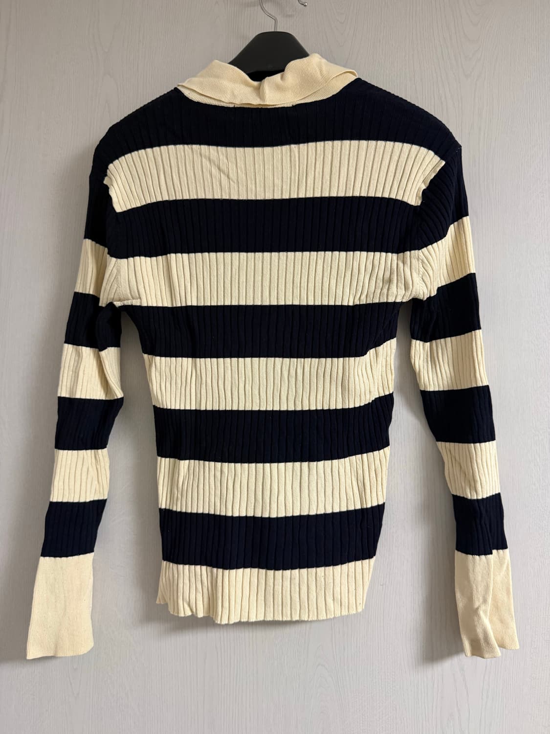 에잇세컨즈 슬림핏 스트라이프 니트 상품이미지2