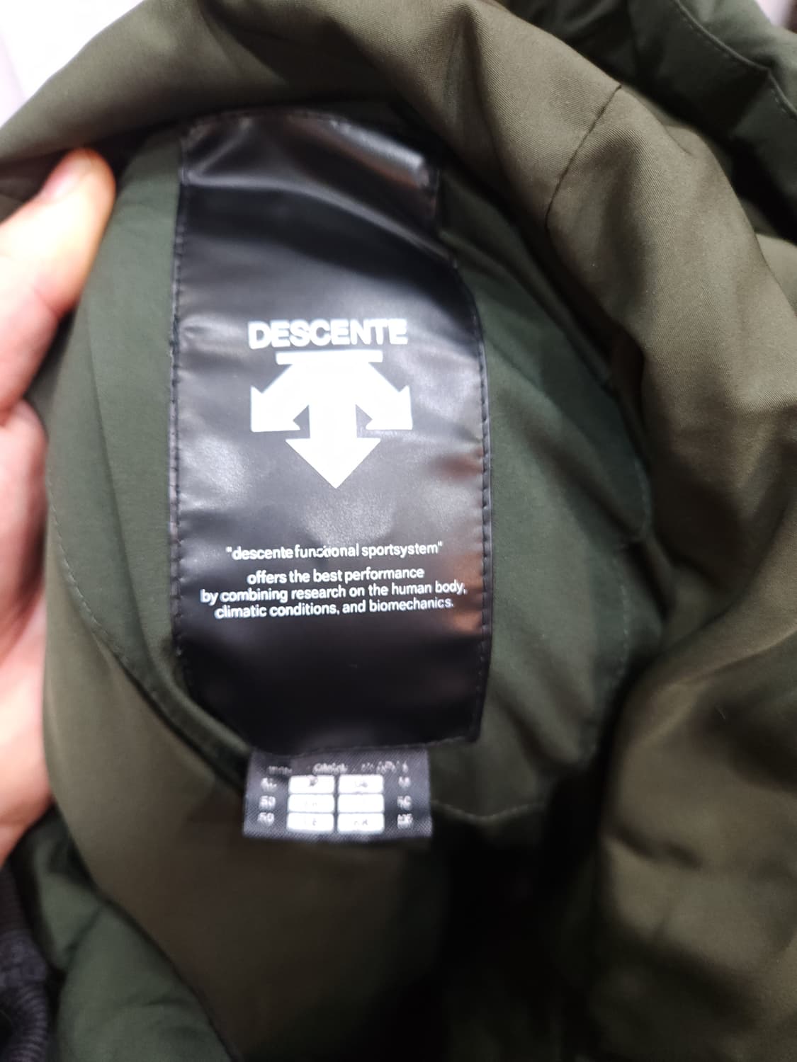 데상트 후디 캐논 오리털 패딩조끼

 상품이미지3