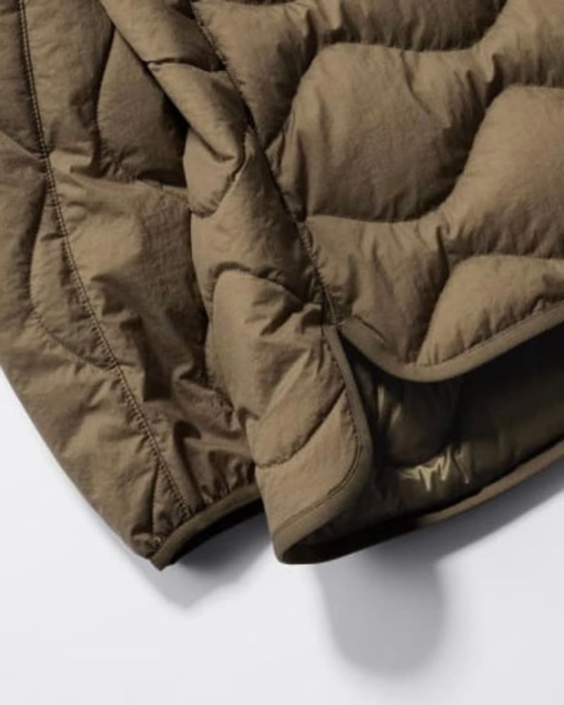 유니클로 화이트마운티어링 하이브리드 다운 23FW 상품이미지4