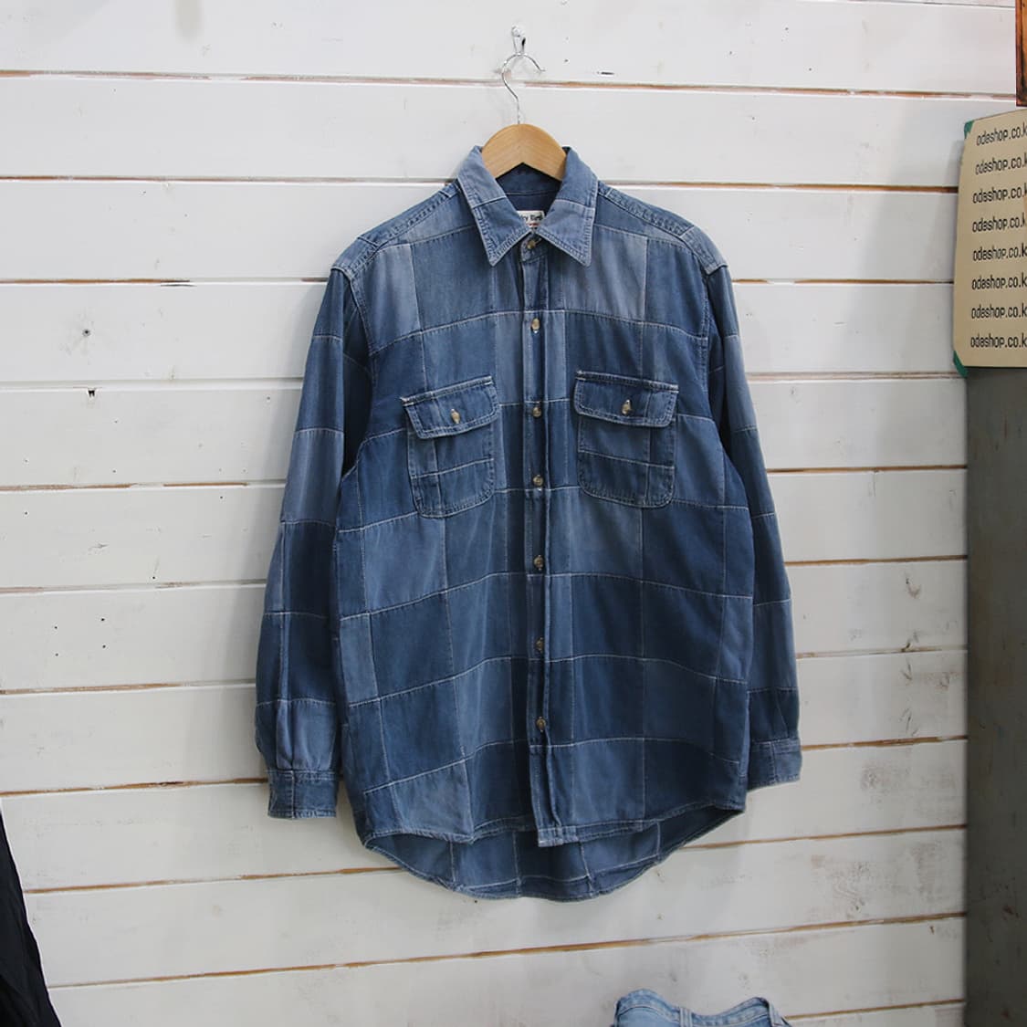 (착용컷) Lucky Bird 패치워크 데님 셔츠 (남성용 100) 상품이미지2