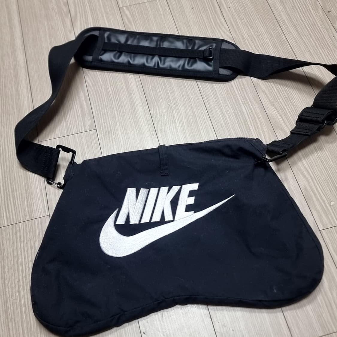 나이키 블랙 빅로고 크로스백 NIKE x PEACEMINUSONE 상품이미지1