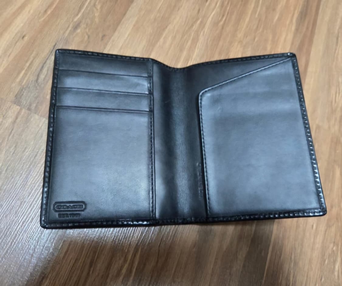 코치 시그니처 패턴 여권 지갑 _ 블랙 [정품] 상품이미지3