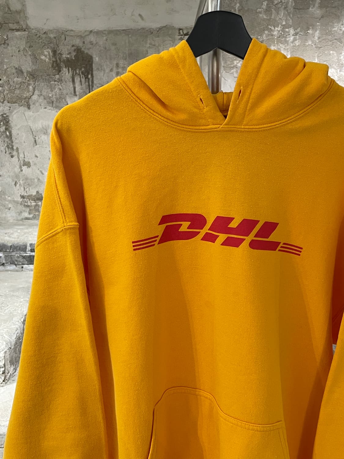 안티 소셜 소셜 클럽 x dhl 옐로우 스펠링 후디 상품이미지3