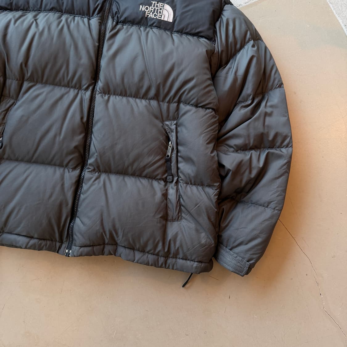 노스페이스 그레이 눕시 패딩 상품이미지2